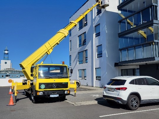 Körfubíll Regnbogalita við vinnu
